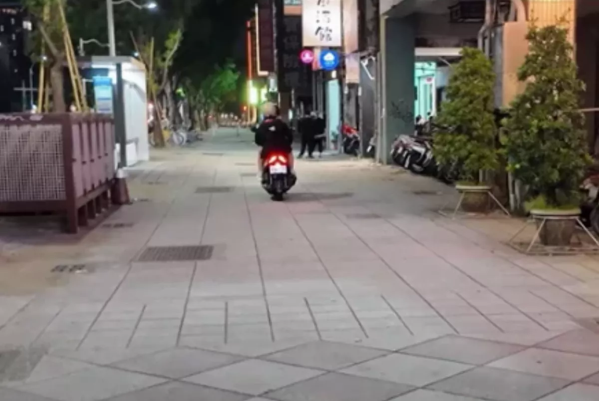 日網紅媽媽高雄震撼教育  驚呼「人行道可以騎機車」！